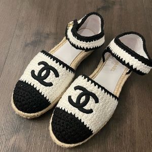 CHANEL 22C Braided Knit Crochet Two Tone CC Flat Espadrille Sandals